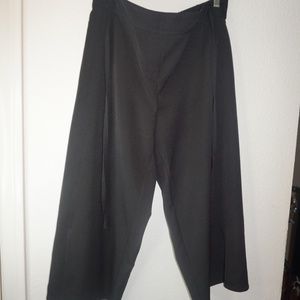 Woman’s Cropped Palazzo Pants With Slit Detail